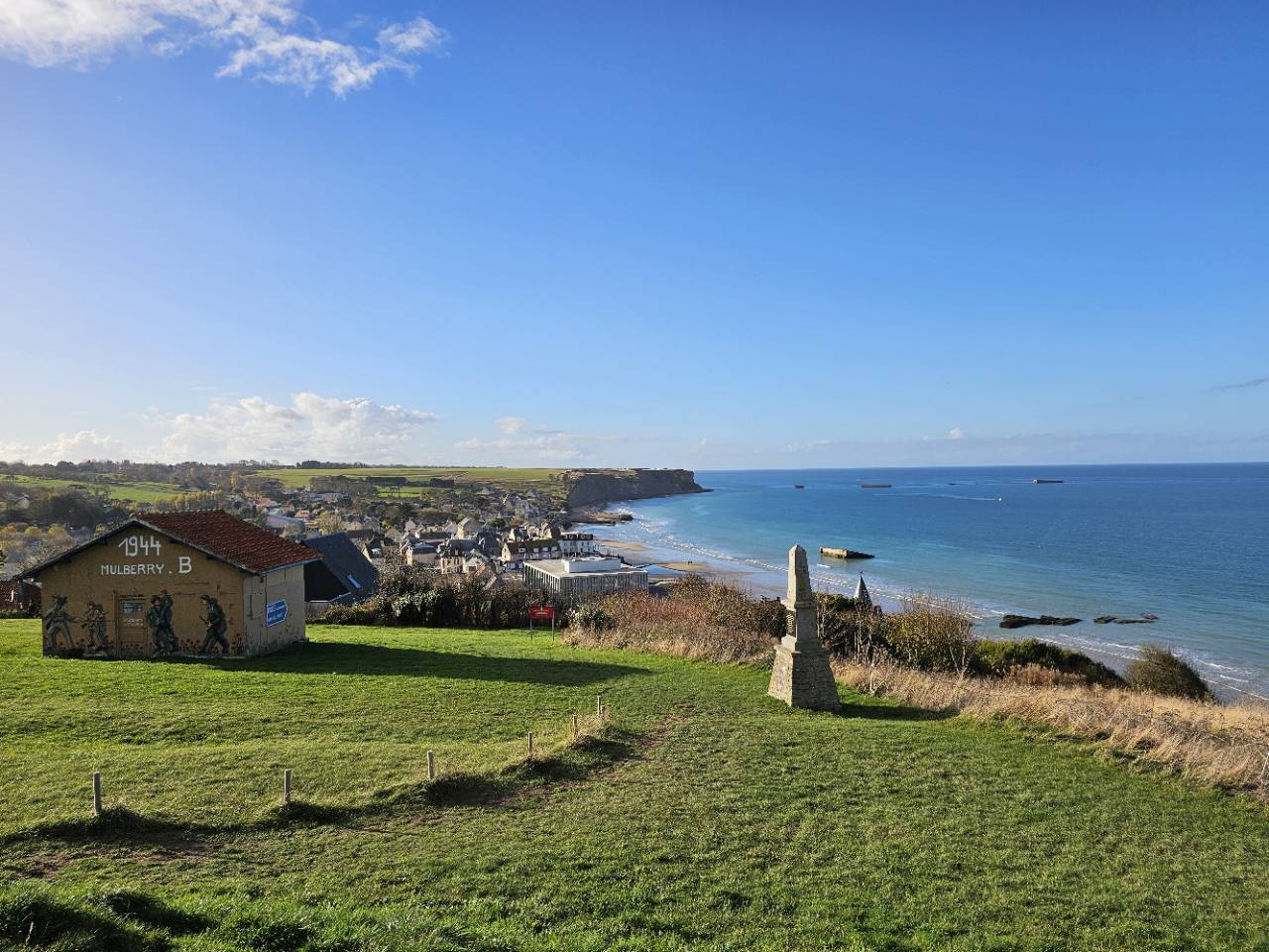 Vue sur Arromanches-les-Bains, la côte normande et les vestiges du port artificiel